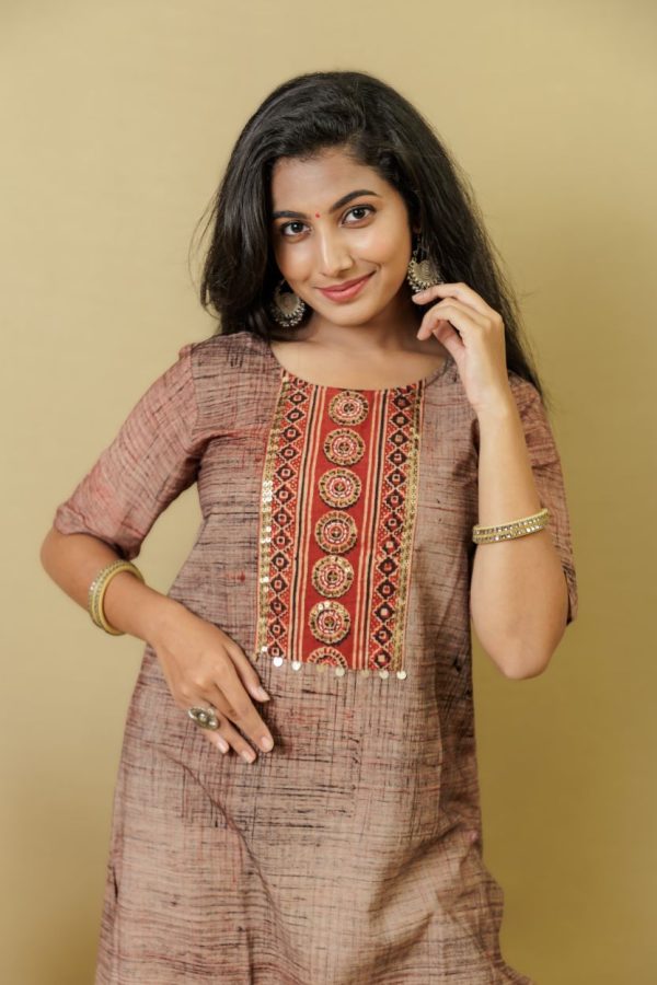 Tarini Kurta - Beige, M